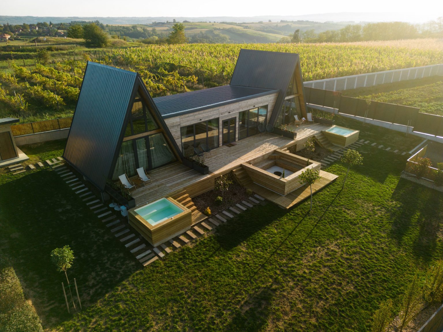 SunMoon House - Creative outdoor spaces and mountain views